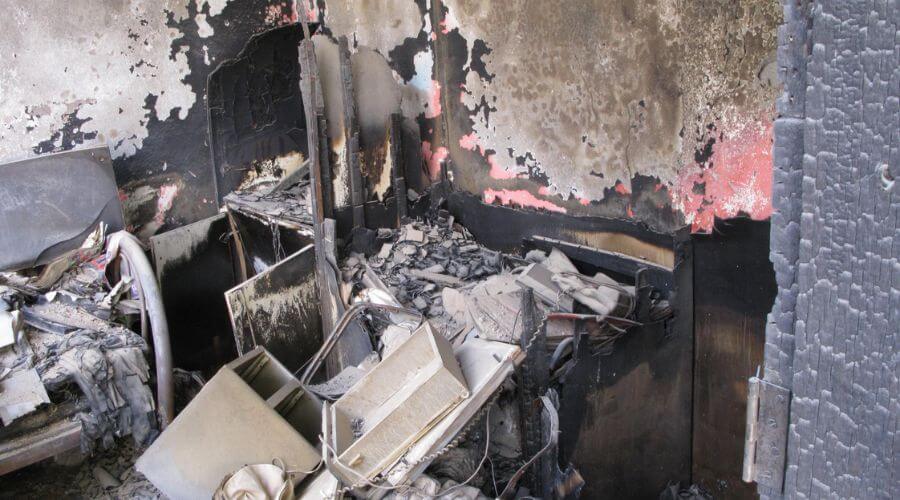 Why choose water damage restoration service for burst pipe water damage in New Yorkes